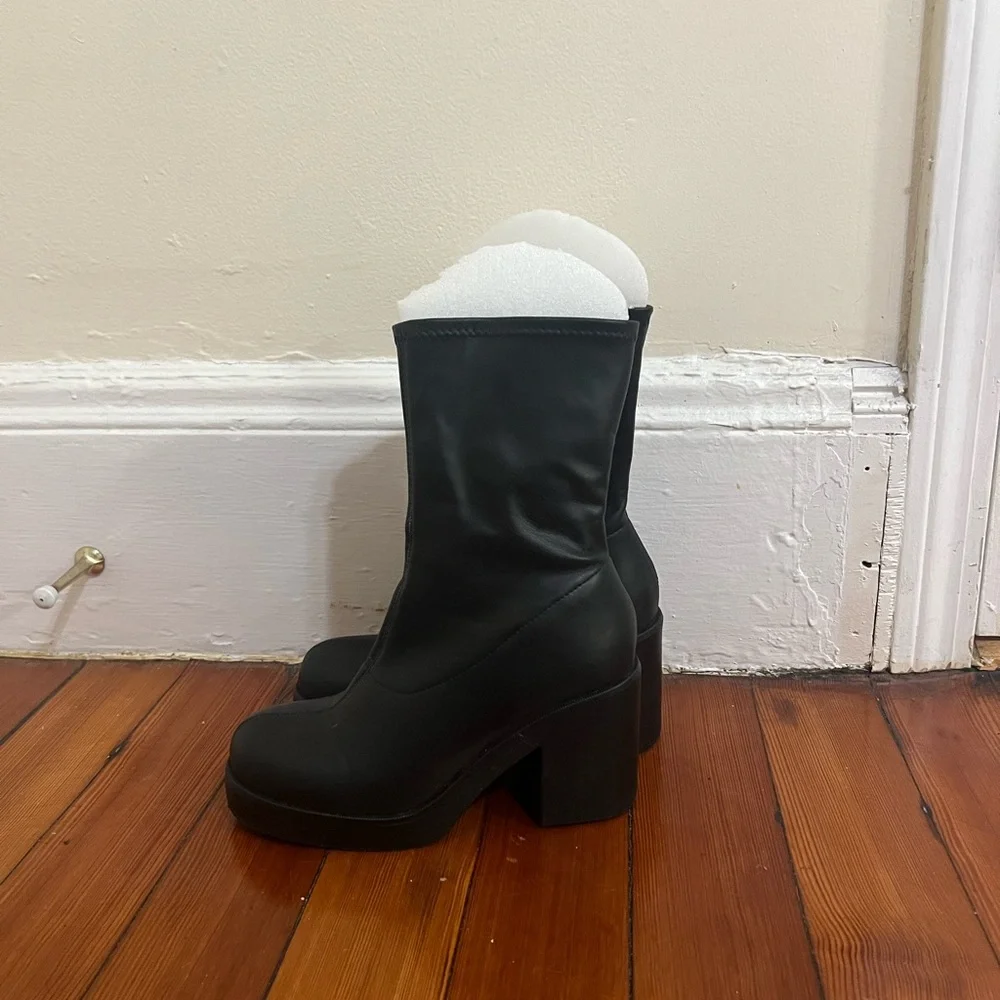 Size 9 Black heeled mid calf going out boots - Picture 2 of 3